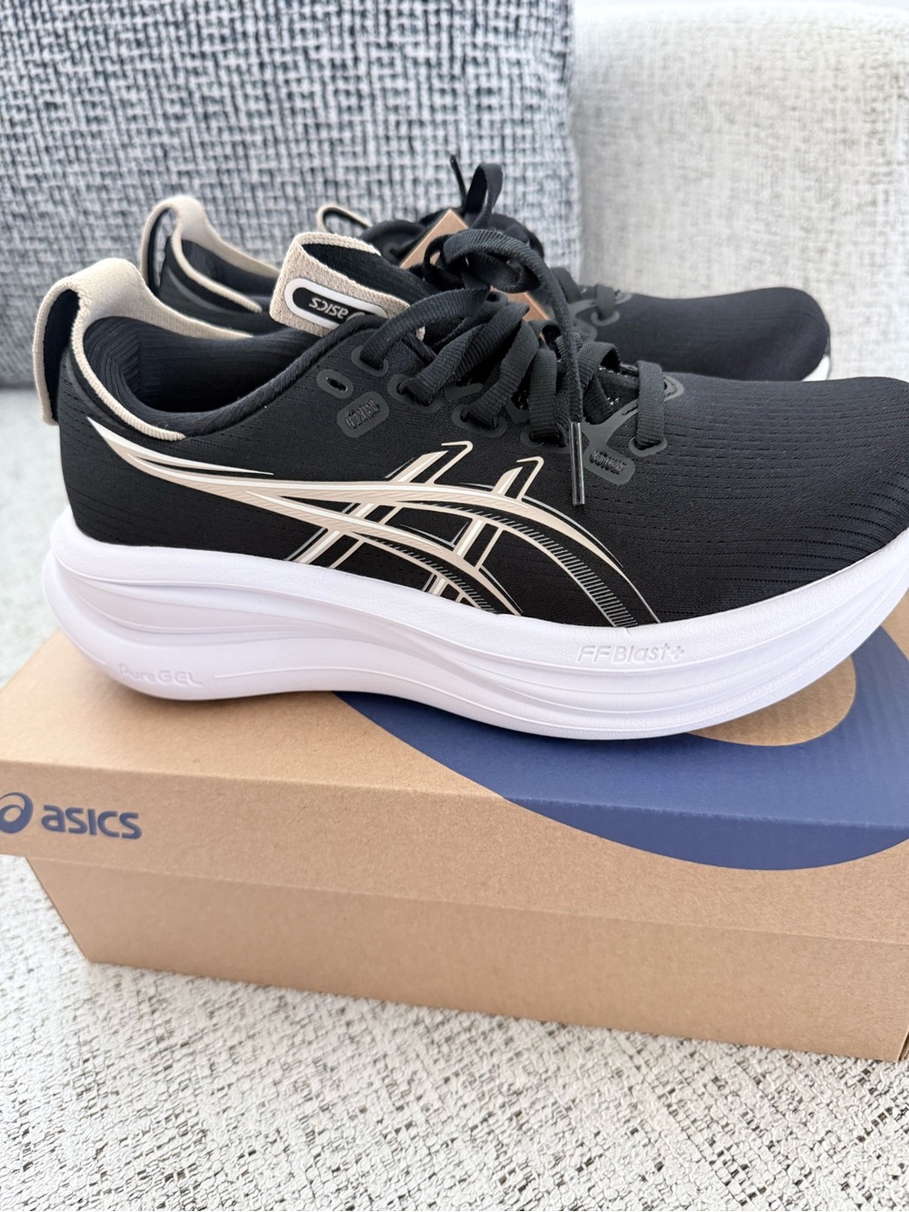 Asics GEL NIMBUS 28 Black and Cream Performance Running Shoes size 6.5